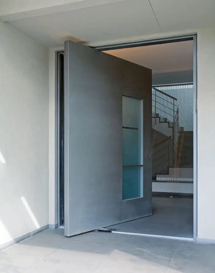 דלת הכניסה עשויה מתכת ונעה על ציר מרכזי