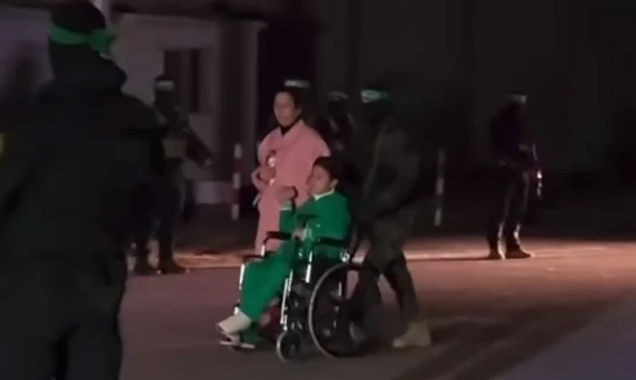 יובל בת ה-11 תועדה חוזרת מהשבי בכיסא גלגלים