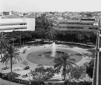 כיכר דיזנגוף שנבנתה ב-1938 גם נקראה על שם צינה