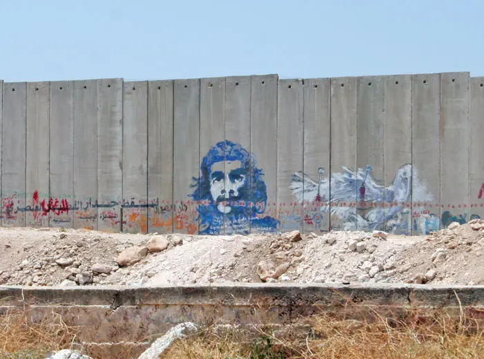 חומת ההפרדה באבו-דיס. "למה היא כאן אם בית המשפט הבינלאומי בהאג החליט שהיא לא חוקית?"