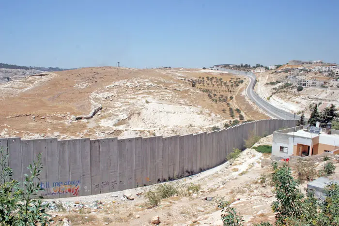 "אחותי נכה ובכל פעם שאנחנו זקוקים לאמבולנס הצוות צריך לחכות שיגיע ליווי". גדר ההפרדה