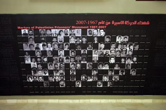 תמונות האסירים שמתו בבתי הכלא. שחור על גבי לבן
