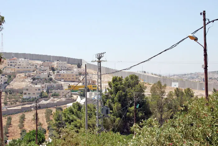 החומה המקיפה את אבו-דיס. "צאו מהבועה התל אביבית"