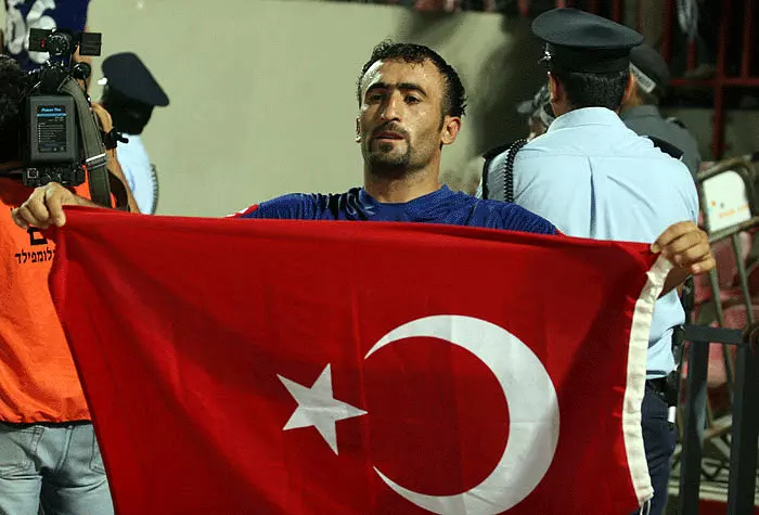 שחקן ארצ'יאספור מאושר מניף את דגל טורקיה