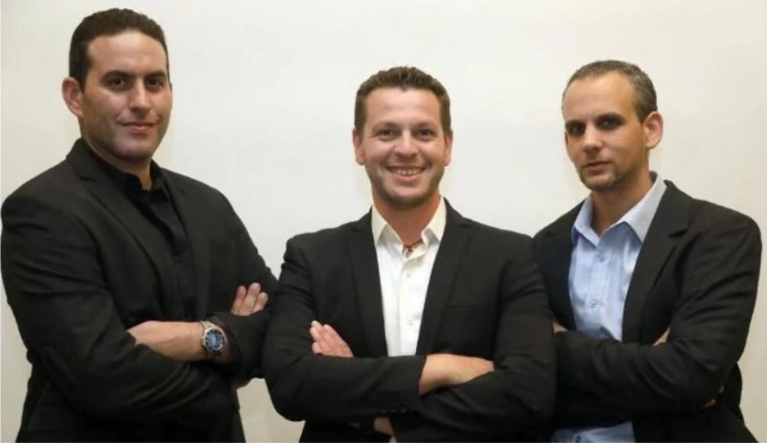 מימין לשמאל לירן פורמן, טל ספיבק ואמיר שניידר, מייסדי קהילת מנהלי שיווק מצייצים.