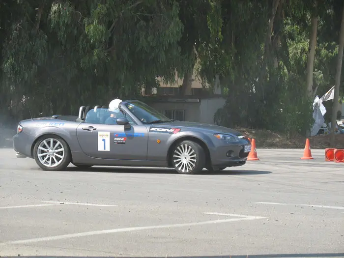 הגה ימינה, אוטו שמאלה