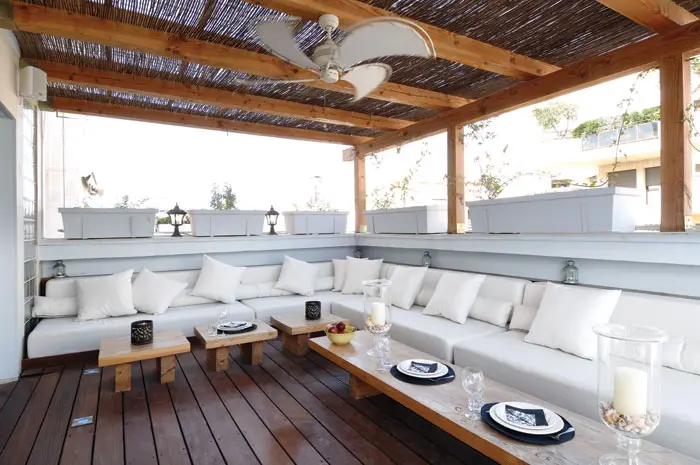 פינת "זולה" בסיפון העץ הממשיך את הסלון בקומה העליונה דק ופרגולה: "ירוק עד"