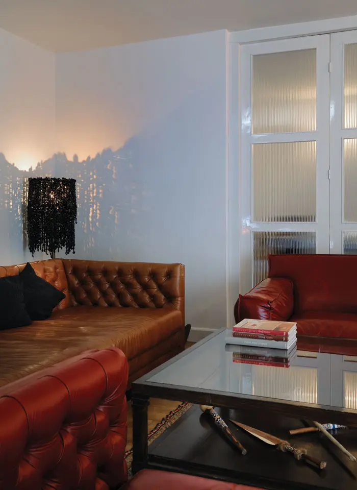 לצד חדר המשפחה, דלת זכוכית רחבה המהווה חיץ למגורי האופר, ספות חדשות עוצבו בסגנון הצ'יפנדייל