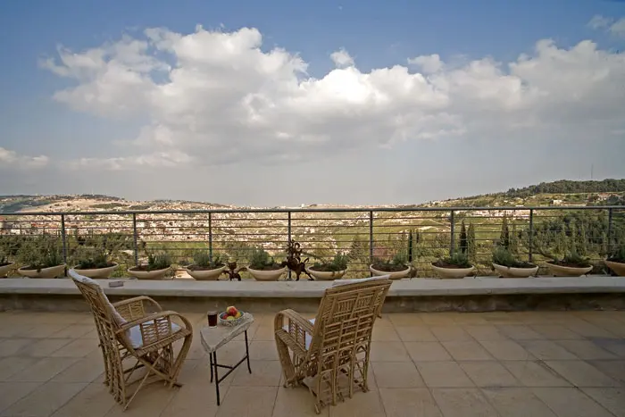 המרפסת הגדולה צופה לנופי ירושלים ומהווה גם היא שטח רחב לאירוח