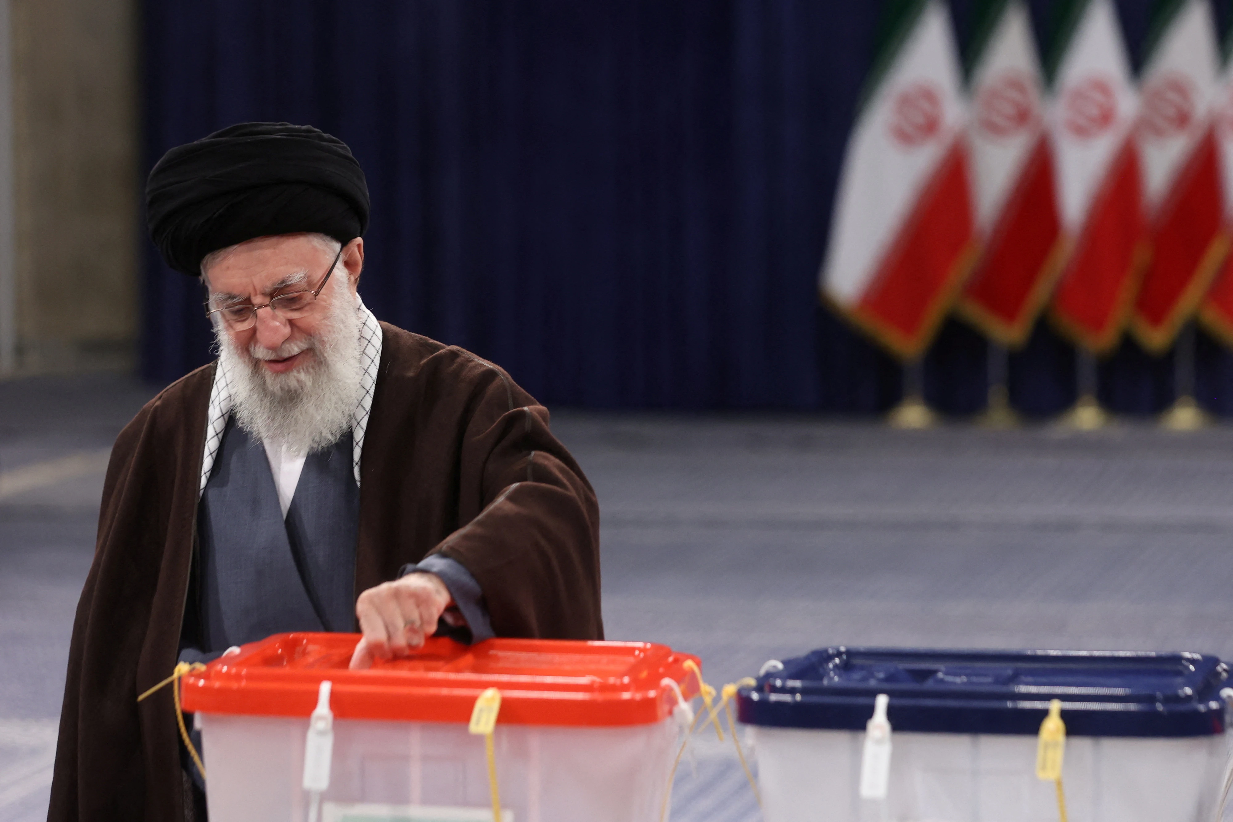 המנהיג העליון של איראן עלי חמינאי מצביע בבחירות לפרלמנט, 1 במרץ 2024