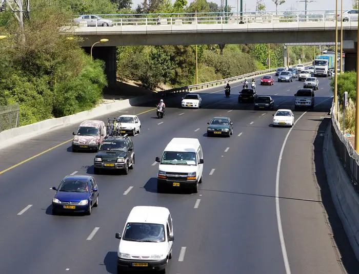 מעבר תכוף בין נתיבים והשפעה על זרימת התנועה הטבעית מאחור