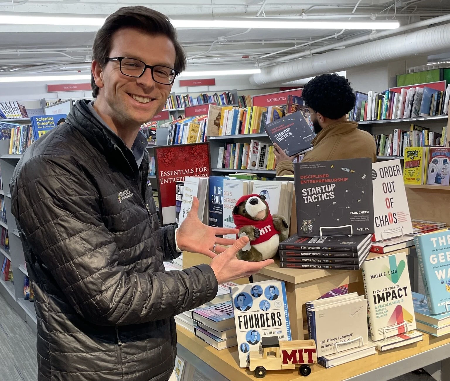 פול צ'יק וספרו החדש בחנות ספרים בקיימברידג'.