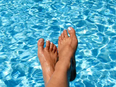 רגליים בבריכה