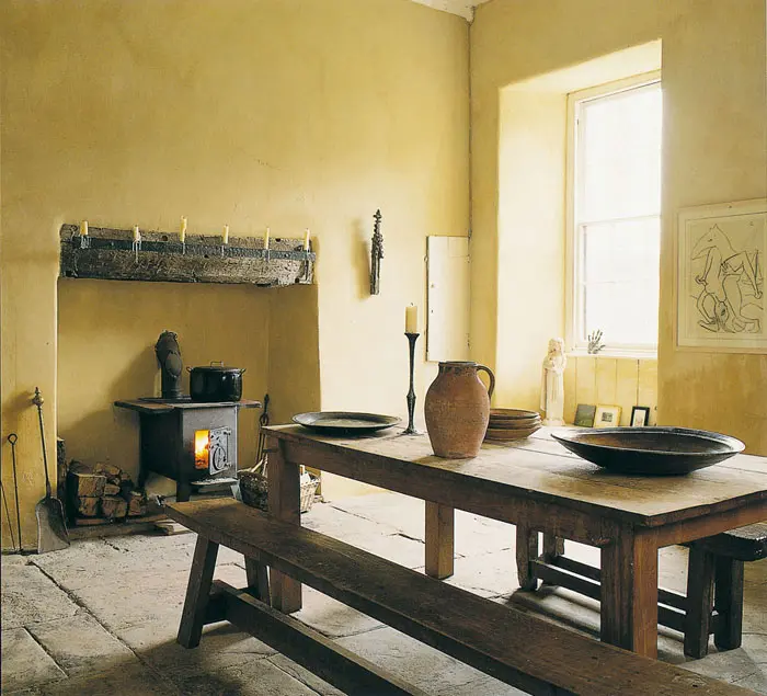 מטבח עם ריח של "עבר", רצפת אריחי אבן ושולחן עץ