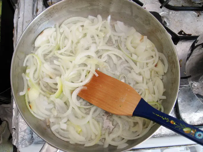 הבצל מיטגן. שימו לב להזהיב אבל לא להשחים