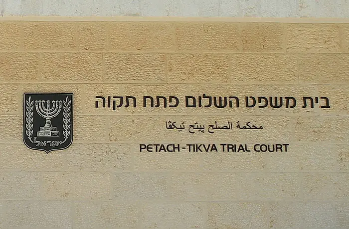 באחד המקרים אמר שופט למתלוננת "מכל 50,000 עורכי הדין שיש בישראל בחרת את להגיע ללא ייצוג, האם גם את הברזים והריצוף בבית את מתקנת לבד?"
