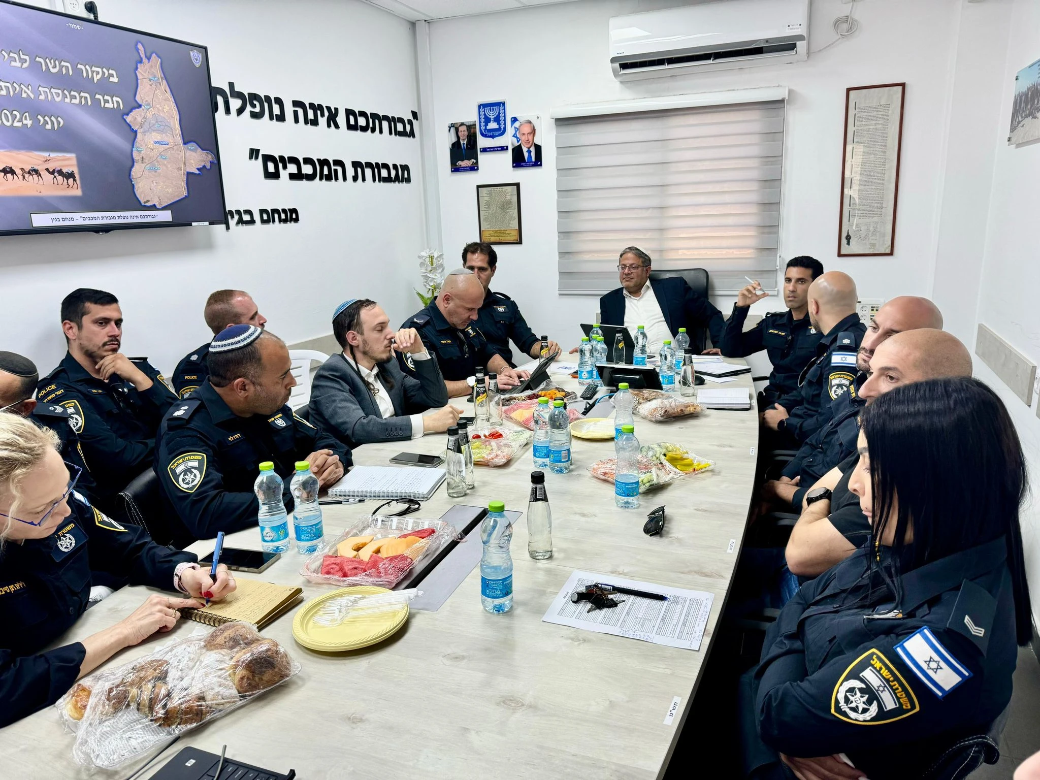 השר לביטחון לאומי איתמר בן גביר בביקור בתחנת משטרת רהט
