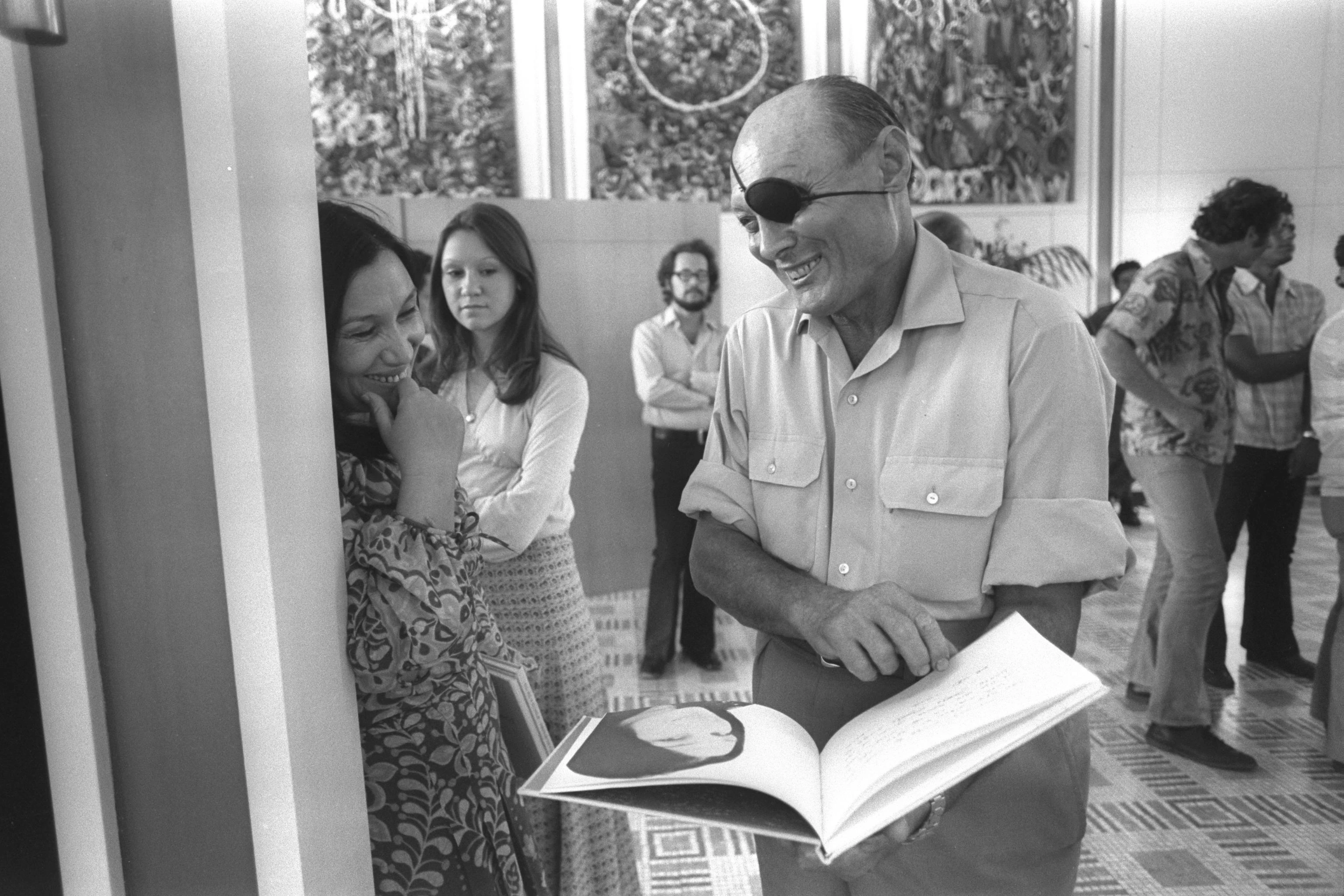 שר הבטחון משה דיין עם המשוררת נעמי שמר, 17 ביוני 1973