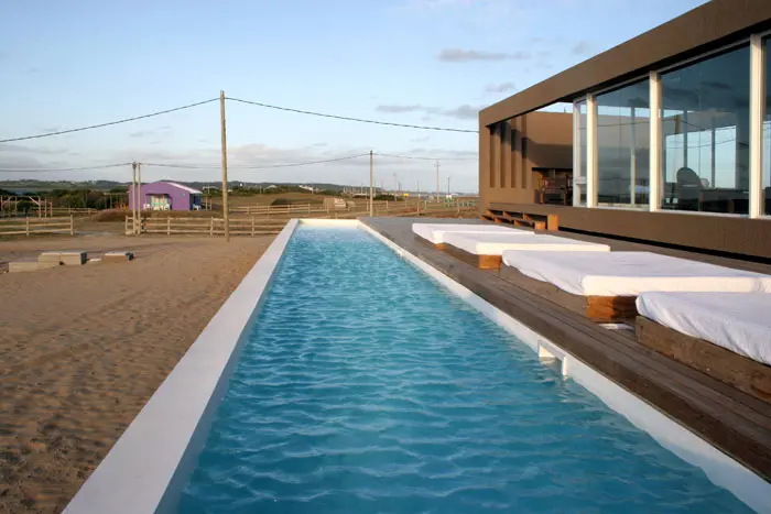 בריכת השחייה יוצרת קו מים באורך 22 מטר לכל אורך הבית