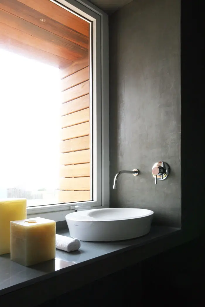 מעל כיור האמבטיה, שלא כמקובל, חלון המשקיף לנוף במקום מראה