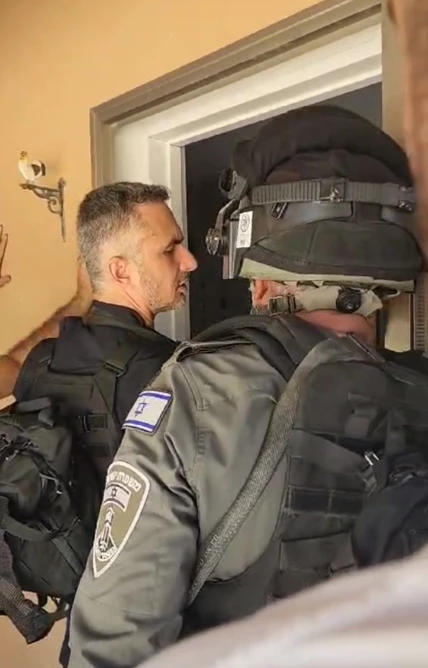 שוסטר מחוץ לבית משפחת אדרי ב-7 באוקטובר