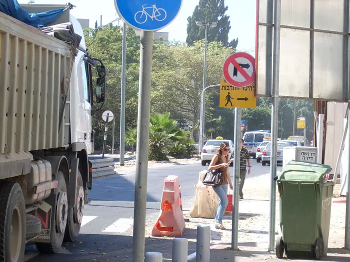 כל הרחובות סביב במצב של ניתוח לב פתוח שלא נגמר