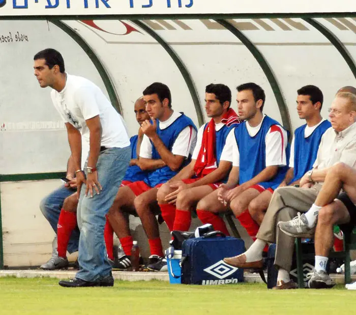 הוא מבקש לסחוף, הם מגיבים בזלזול. לוזון והשחקנים