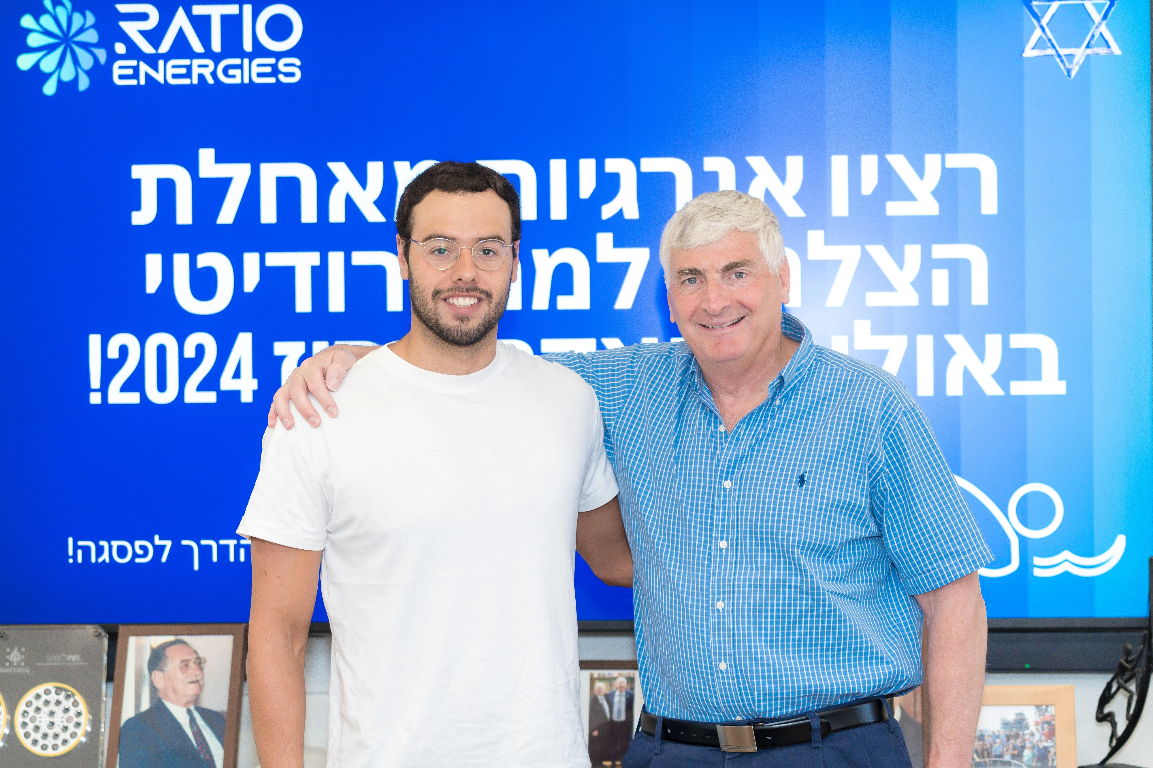 מנכ"ל רציו אנרגיות יגאל לנדאו והשחיין מתן רודיטי.