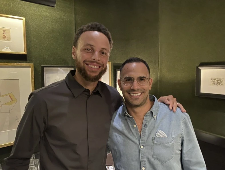מימין עמירם שחר, מנכ"ל אפווינד לצד שחקן ה-NBA סטף קרי.