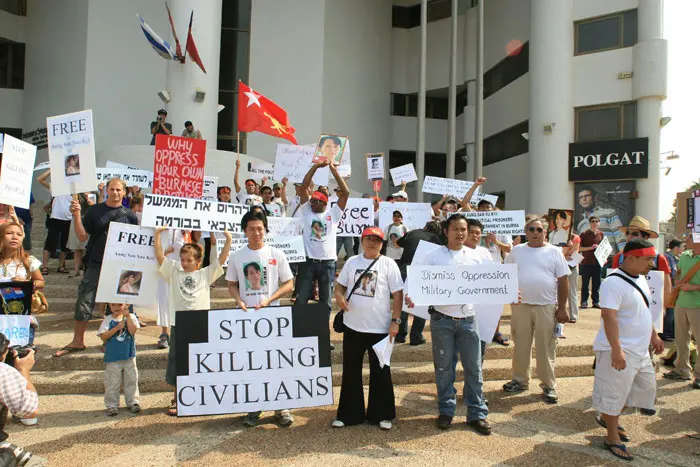 המפגינים מחוץ לשגרירות בורמה בתל אביב, היום