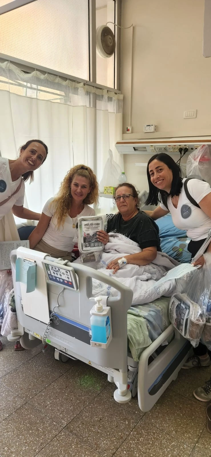 המתנדבות מעניקות ערכה למטופלת בסורוקה, אתמול