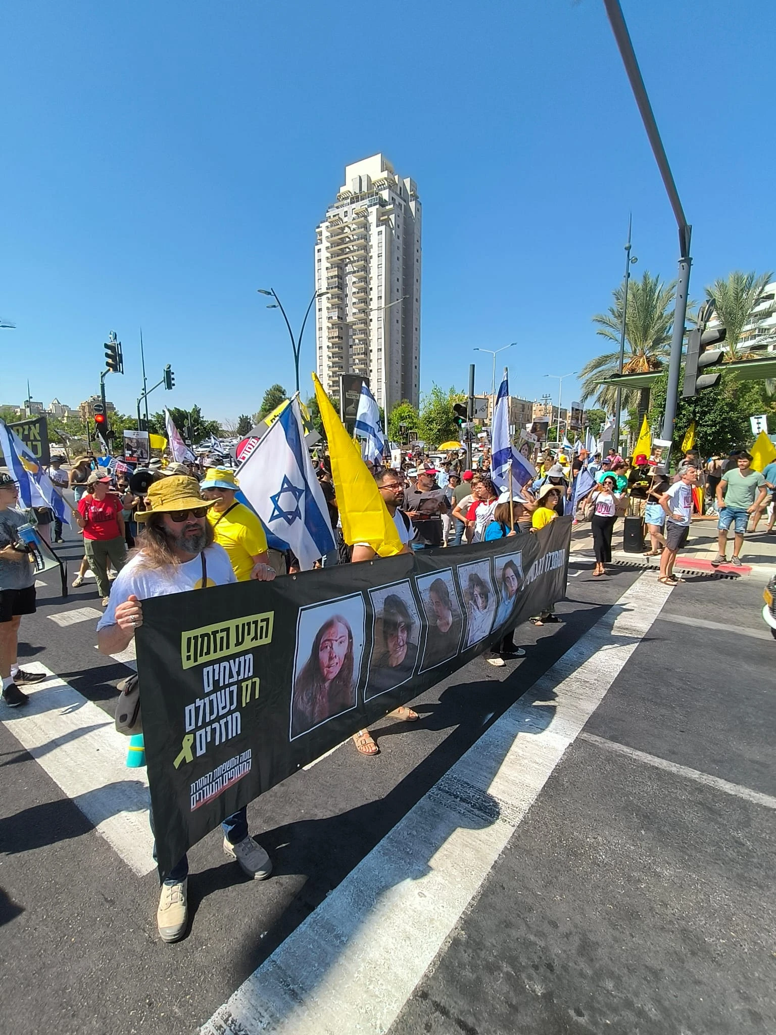 מפגינים חוסמים את הכביש בבאר שבע, היום