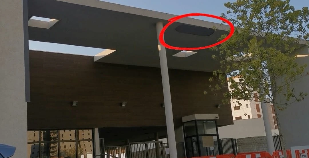 גג הכניסה לבית הספר בשכונת סיגליות - לאחר ההודעה על תיקון