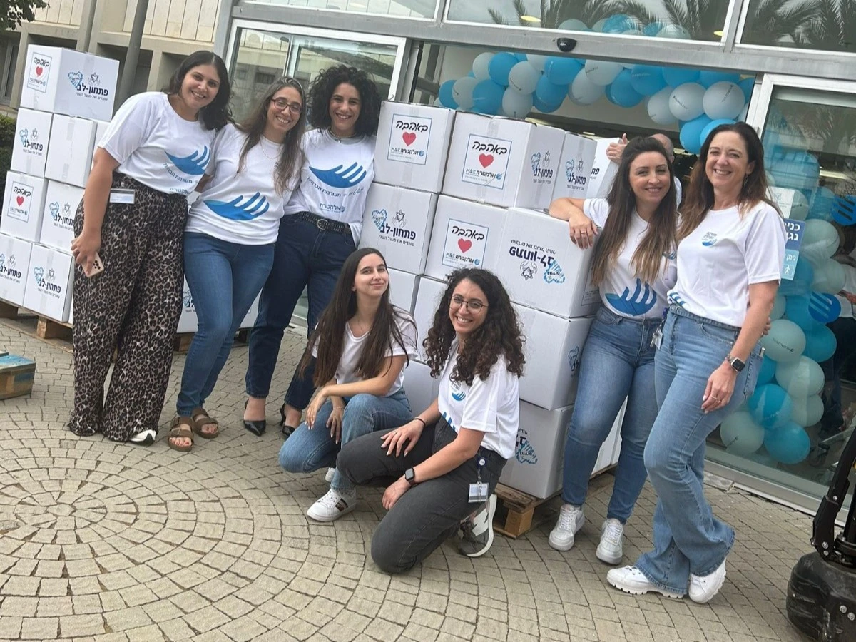 עובדות חברת אלקטרה M&E עם ארגזי מזון שהכינו לנזקקים.