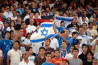 האוהדים שיחקו אותה. לפחות 10,000 הגיעו לאיצטדיון רמת גן