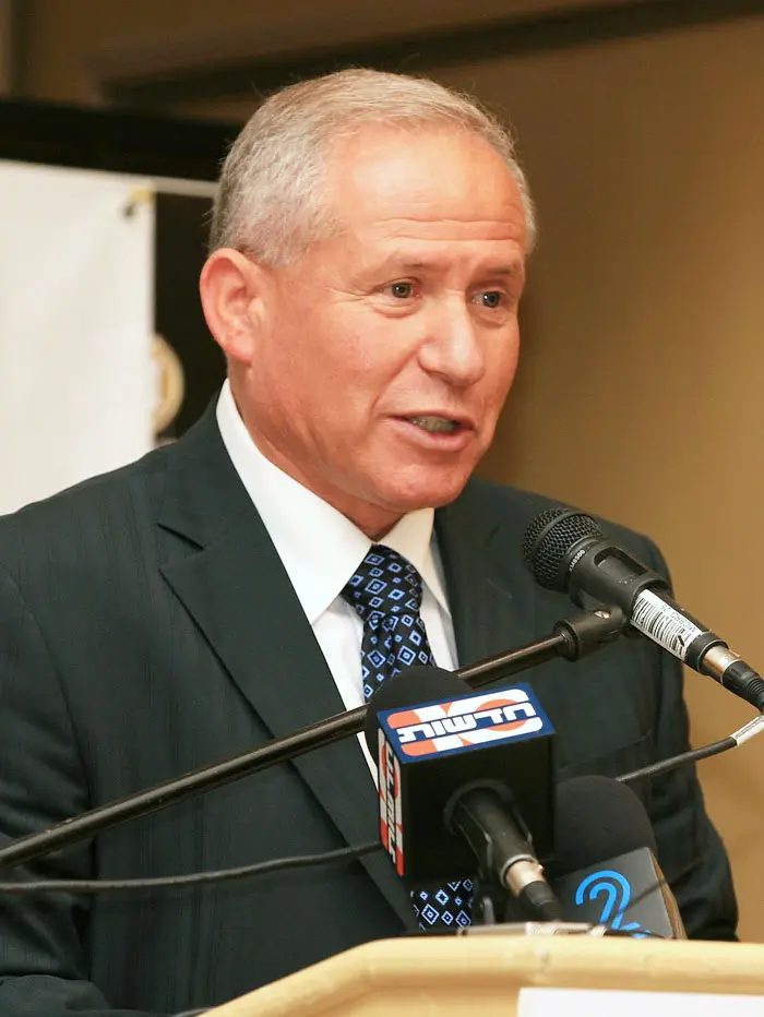"אני משוכנע שבוגרי הצבא יעניקו תרומה משמעותית לאבטחה במוסדות חינוך". אבי דיכטר