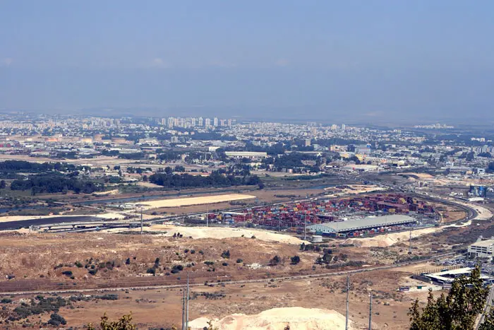 חולשה מיוחדת נמצאת במעקב ובבקרה הציבוריים על מפעלים וחומרים מסוכנים הנמצאים בתחומיה של מערכת הביטחון. מפרץ חיפה