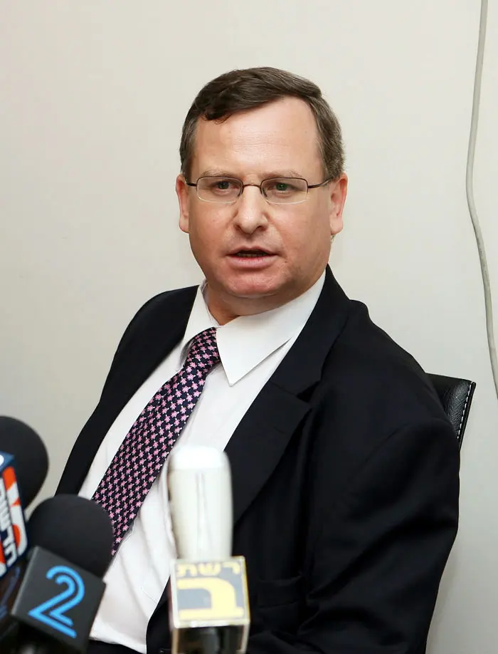 "שיקולים זרים ומניעים אישיים ופוליטיים, הם העומדים ביסוד עמדתו של מי אשר הביא את העניין להתייחסותך וטיפולך". שרף ללדור