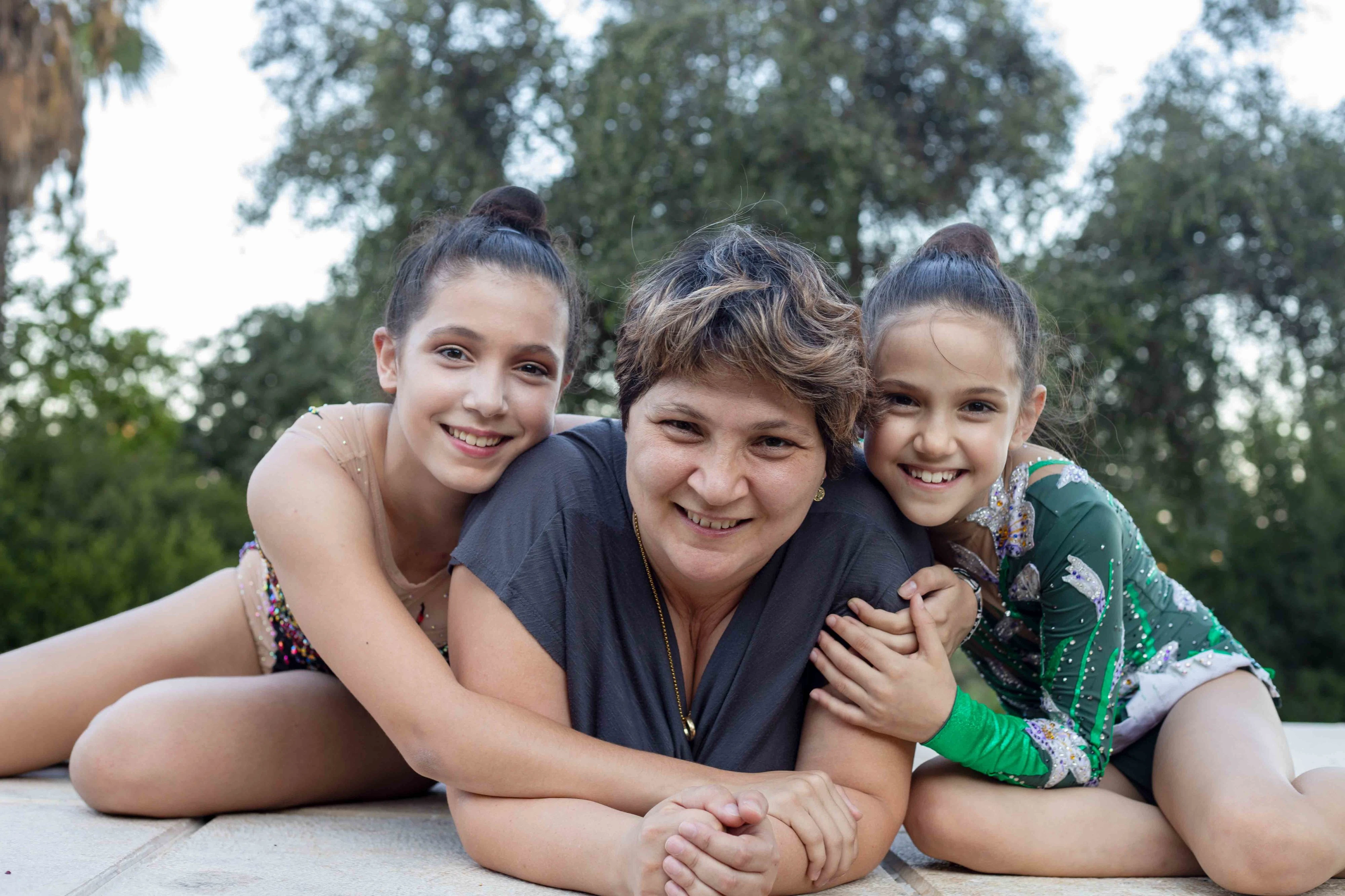 לנה אילן ושתי בנותיה המתעמלות.