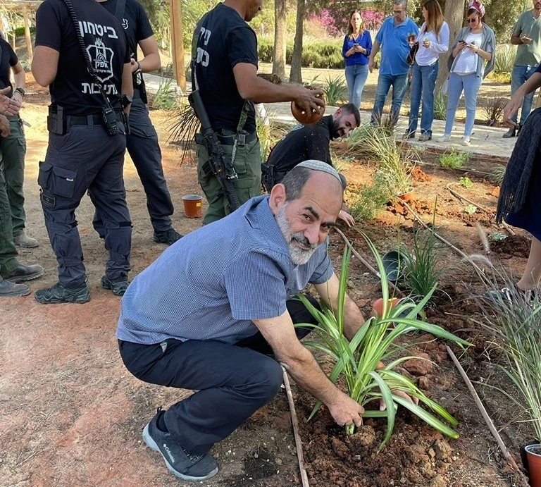 נטיעות בעין השלושה