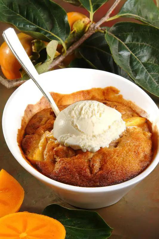 מאפה אפרסמון חם עם גלידה, תחליף מעניין לפאי תפוחים. מתכון בהמשך