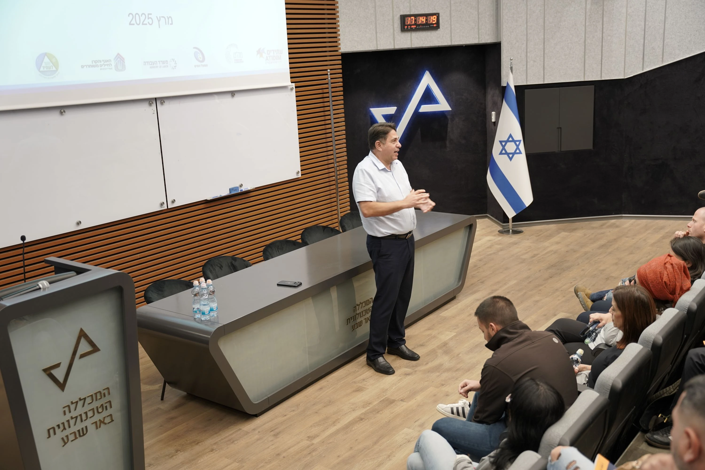 מנכ"ל המכללה הטכנולוגית להנדסאים באר שבע, יעקב דור, בכנס החשיפה
