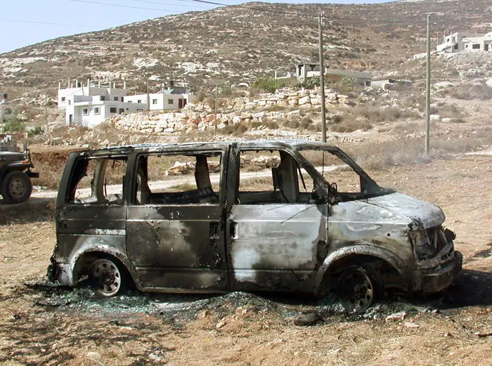 לאחר ביצוע הפיגוע נמלטו החשודים לכפר סמוך, שם העלו את הרכב באש