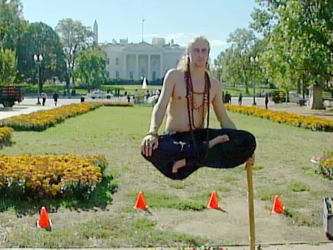 הקוסם ההולנדי ראמאנה, מרחף באוויר בעזרת מקל מול הבית הלבן, ארה"ב