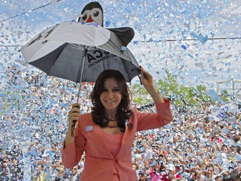 מומעדת לנשיאות קריסטינה פרנאנד'ז דה קירצ'נר מגנה על עצמה מגזרי נייר, ארגנטינה