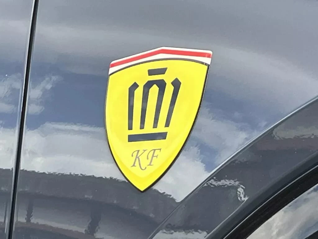 ויש גם סמל עם השראה מזה של פרארי