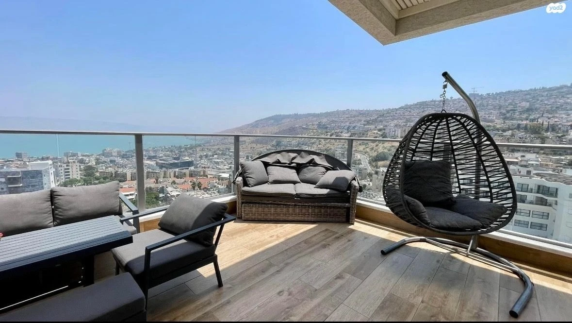 המרפסת במיני פנטהאוז ביהודה הנשיא בטבריה