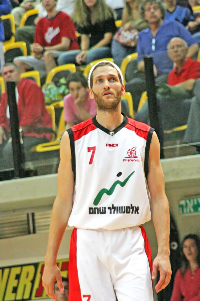 נשאר למטה במשחק הנדנדה. שפר