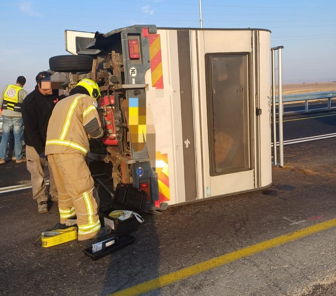 התהפכות רכב עם לכודים על כביש 90 סמוך לצומת חצבה