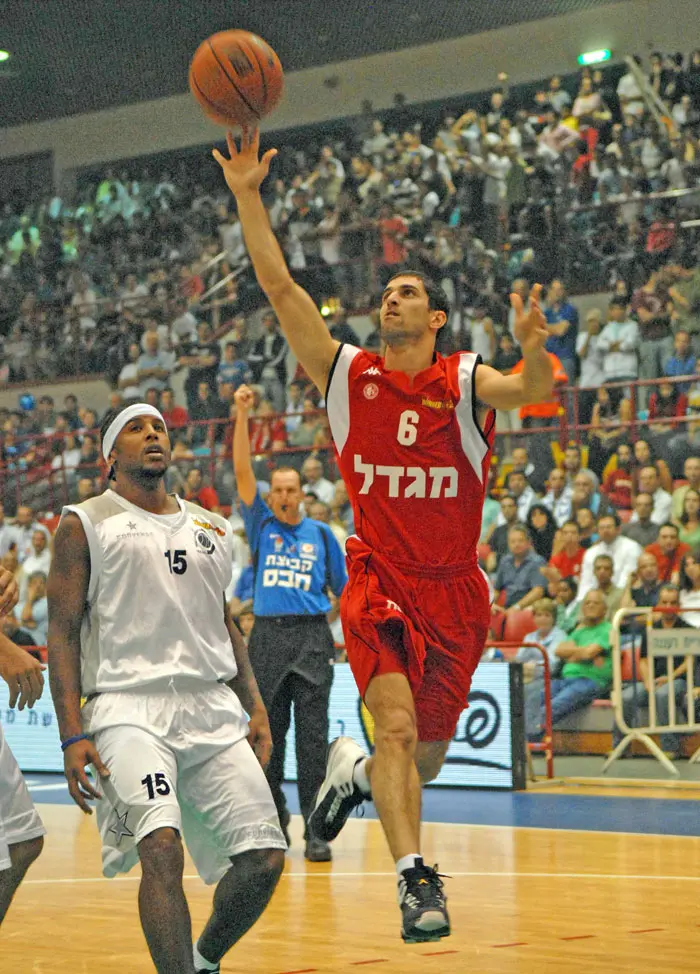 חג'ג' קולע מעל פייג'. נמצא הפיתרון בעמד הפוינט גארד